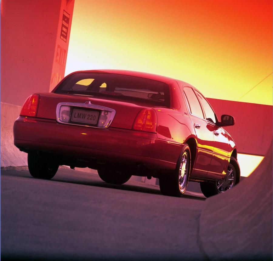  Lincoln Town Car 1998 года  (фото 44 из 77)